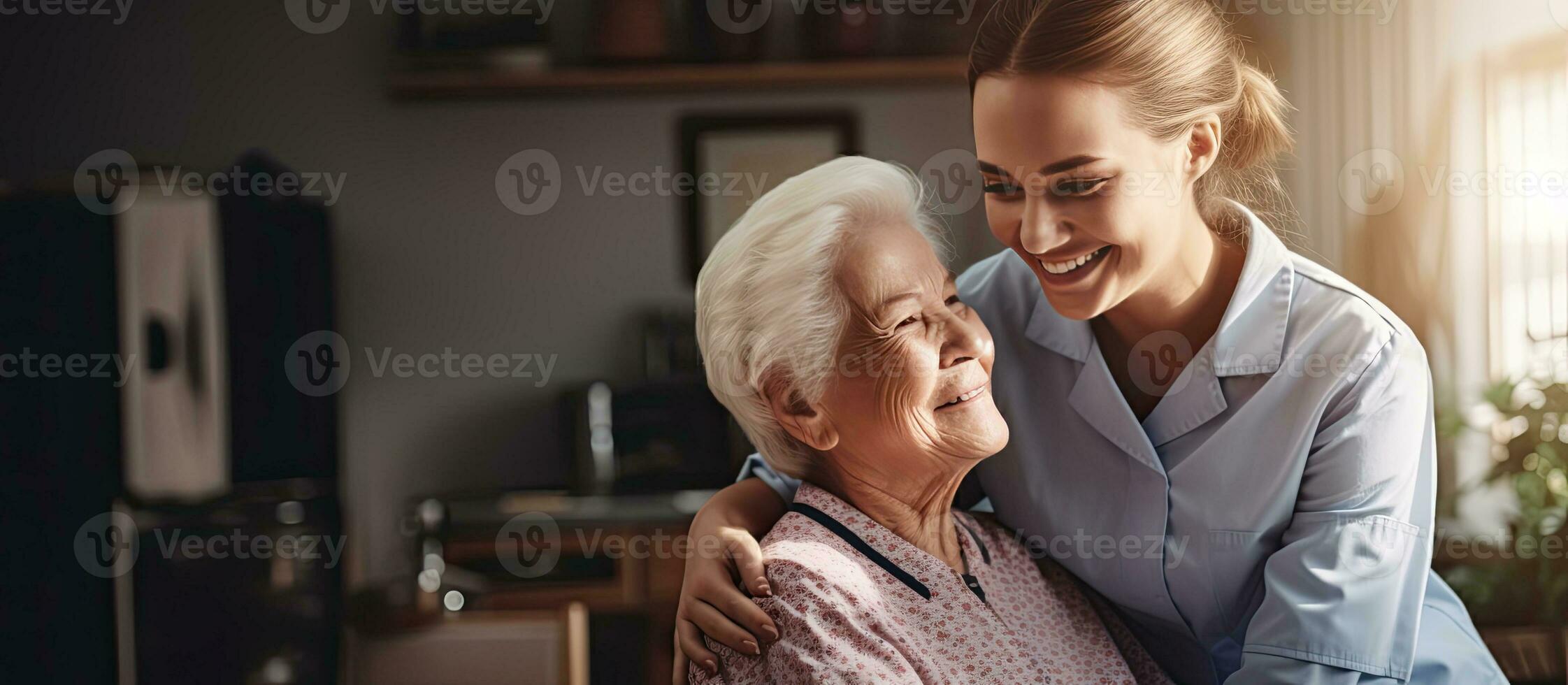 verzorger omarmt ouderen vrouw gedurende bezoek Bij huis foto