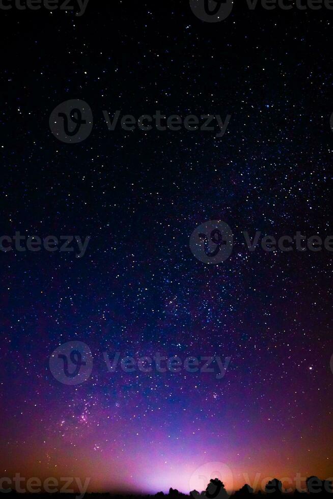 nacht landschap met kleurrijk en licht geel melkachtig manier vol van sterren in de lucht. foto