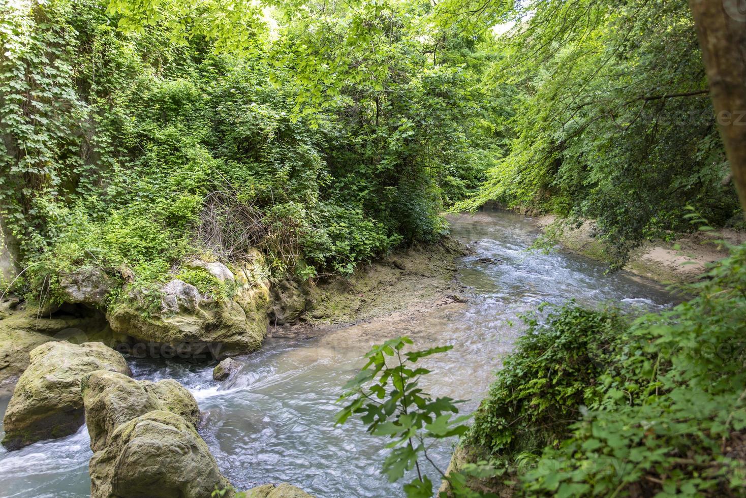 zwarte rivier die uit de watervallen van Marmore komtmore foto