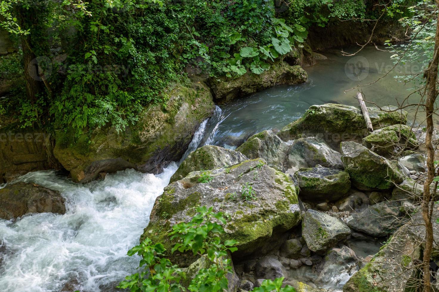 rivier in het bos afkomstig van de waterval van de marmore foto