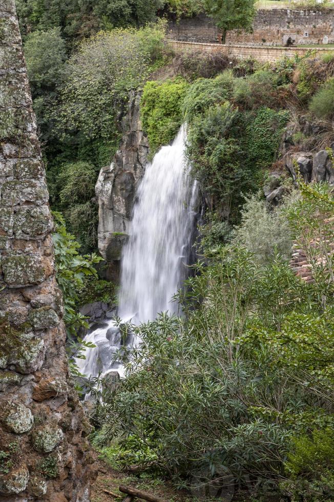 de nepi-waterval omgeven door groen foto