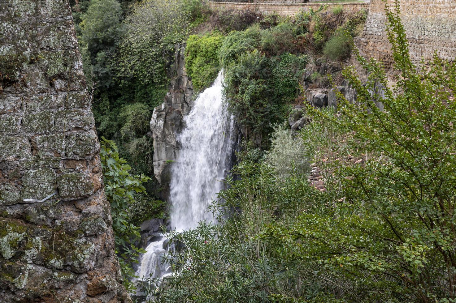 de nepi-waterval omgeven door groen foto