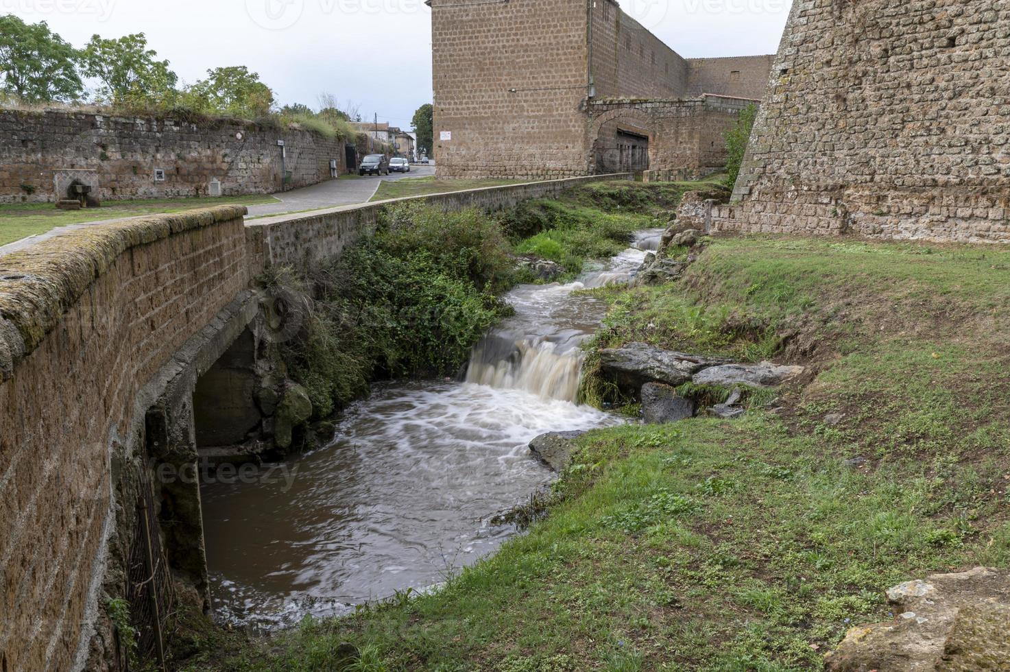 de nepi-waterval omgeven door groen foto