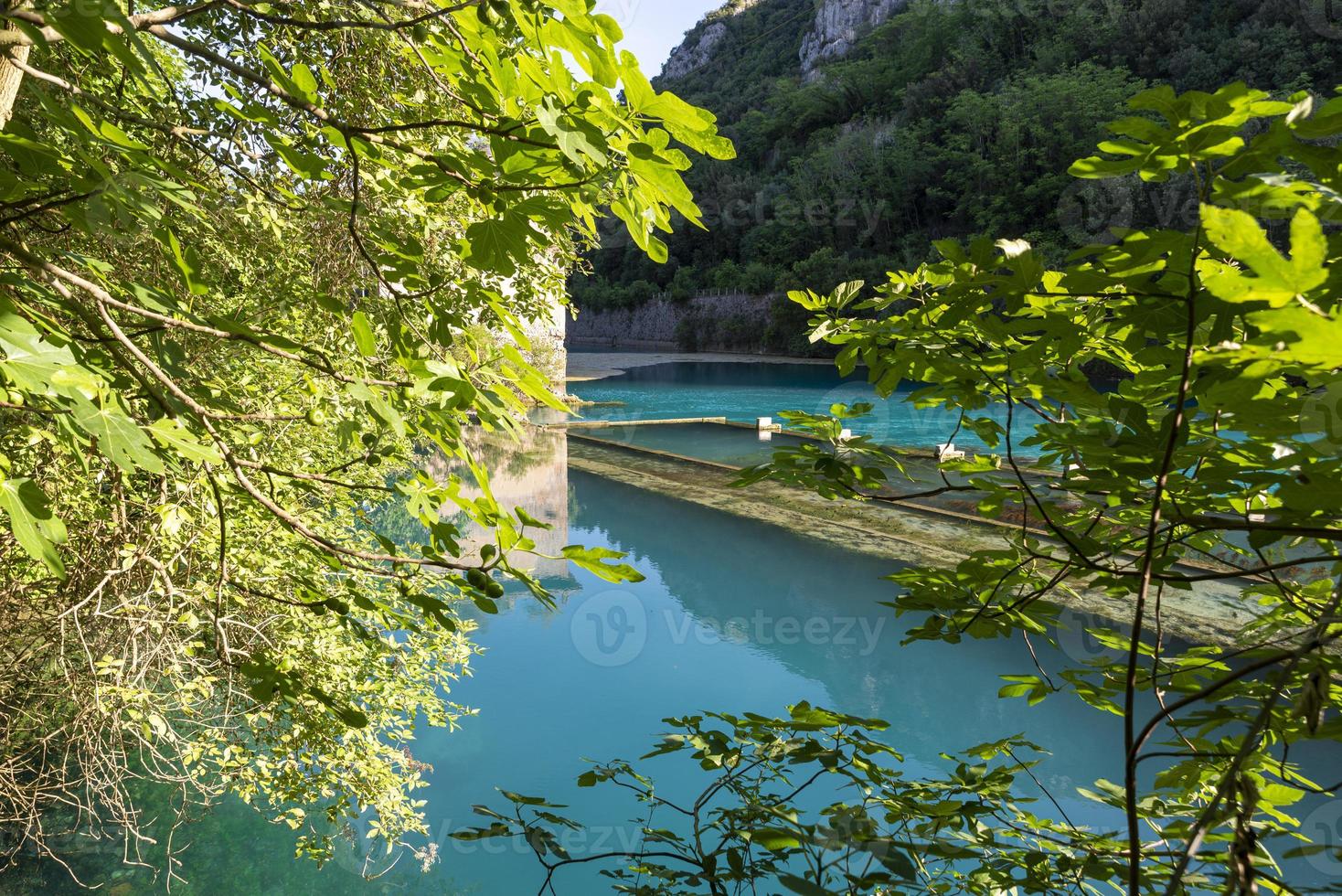 narni stifone hemelse plek met blauw water foto