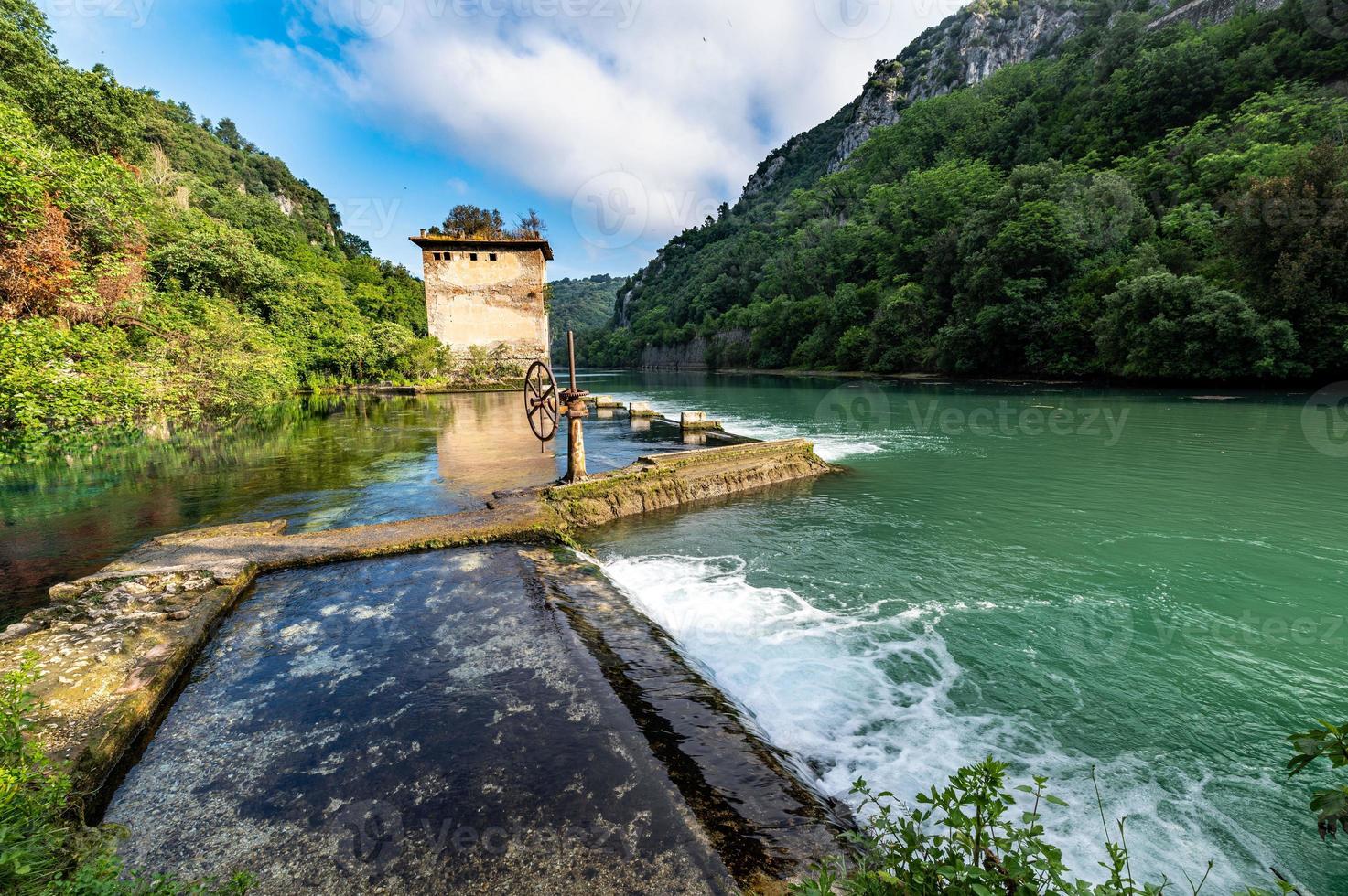 stifone di narni postoi kenmerkend voor het blauwe water foto