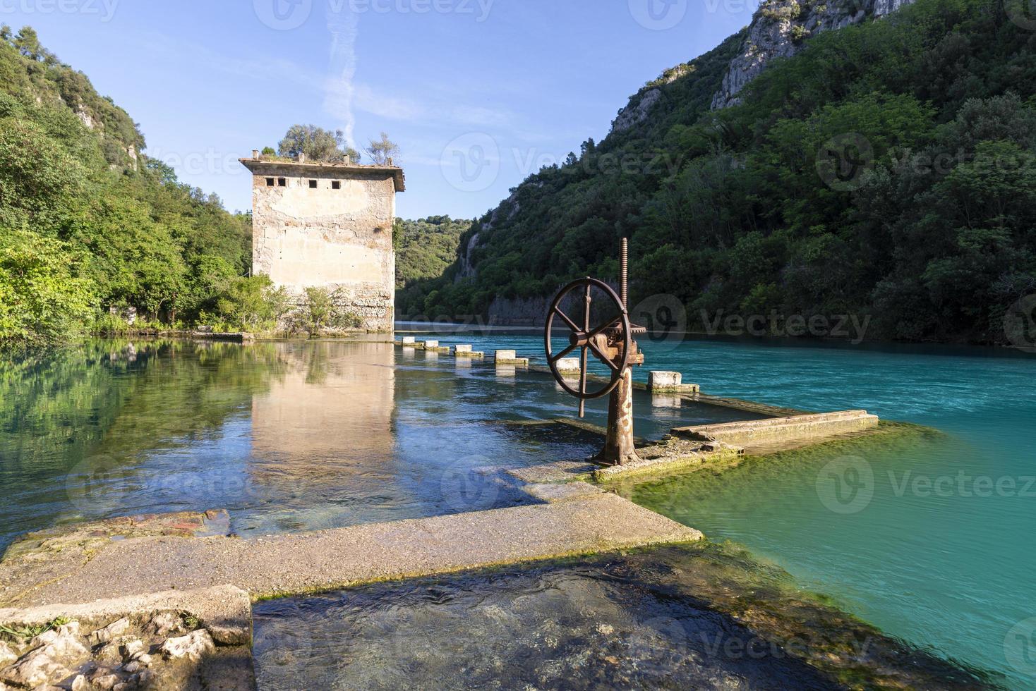 narni stifone hemelse plek met blauw water foto