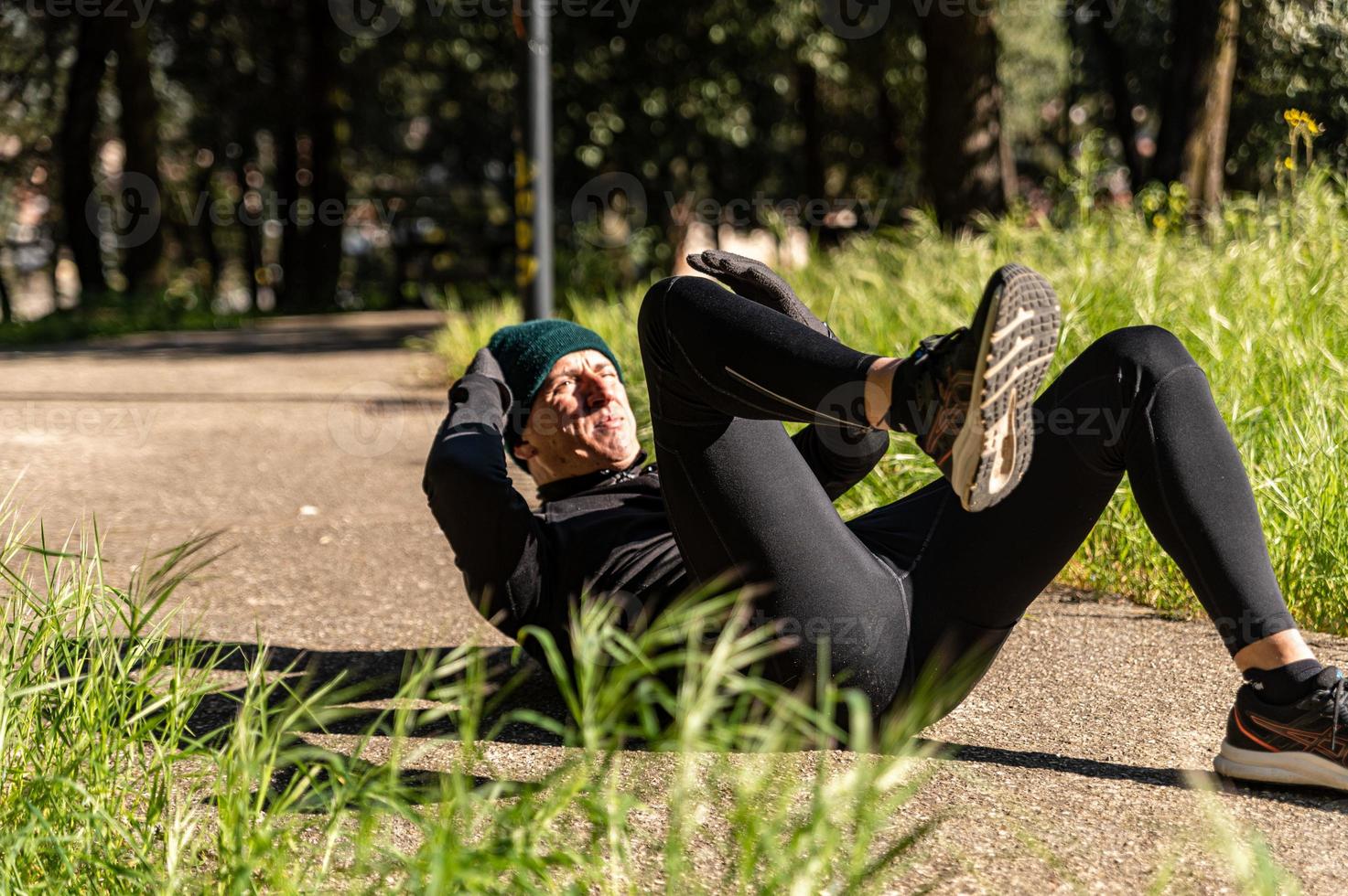 ragzzo doet fysieke activiteit in het park foto