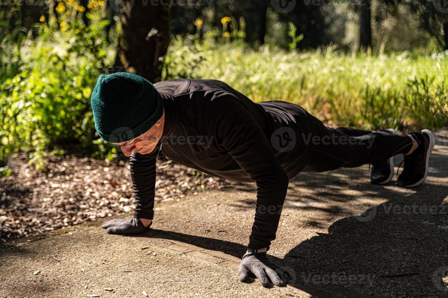 ragzzo doet fysieke activiteit in het park foto