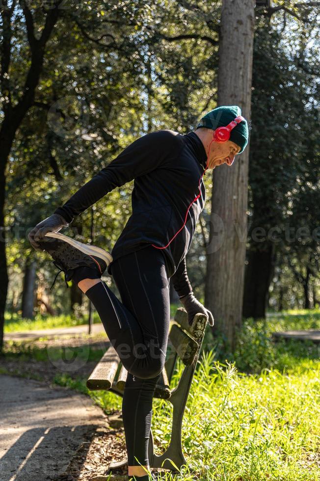 ragzzo doet fysieke activiteit in het park foto