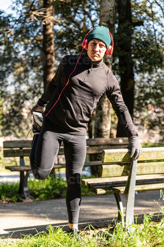 ragzzo doet fysieke activiteit in het park foto