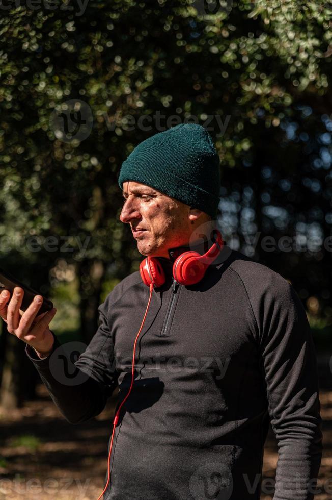 ragzzo doet fysieke activiteit in het park foto