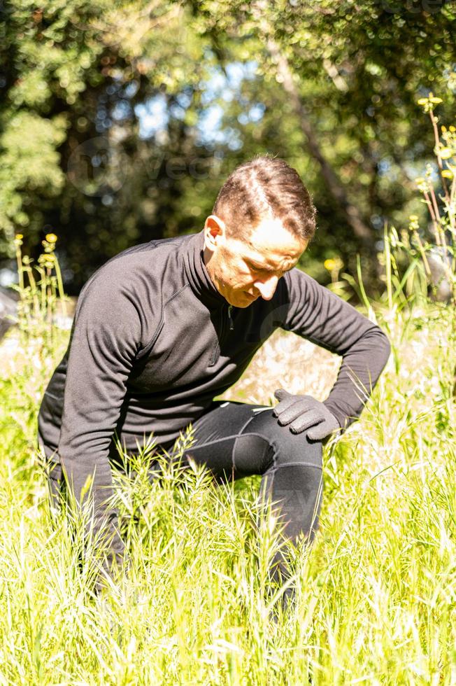 ragzzo doet fysieke activiteit in het park foto