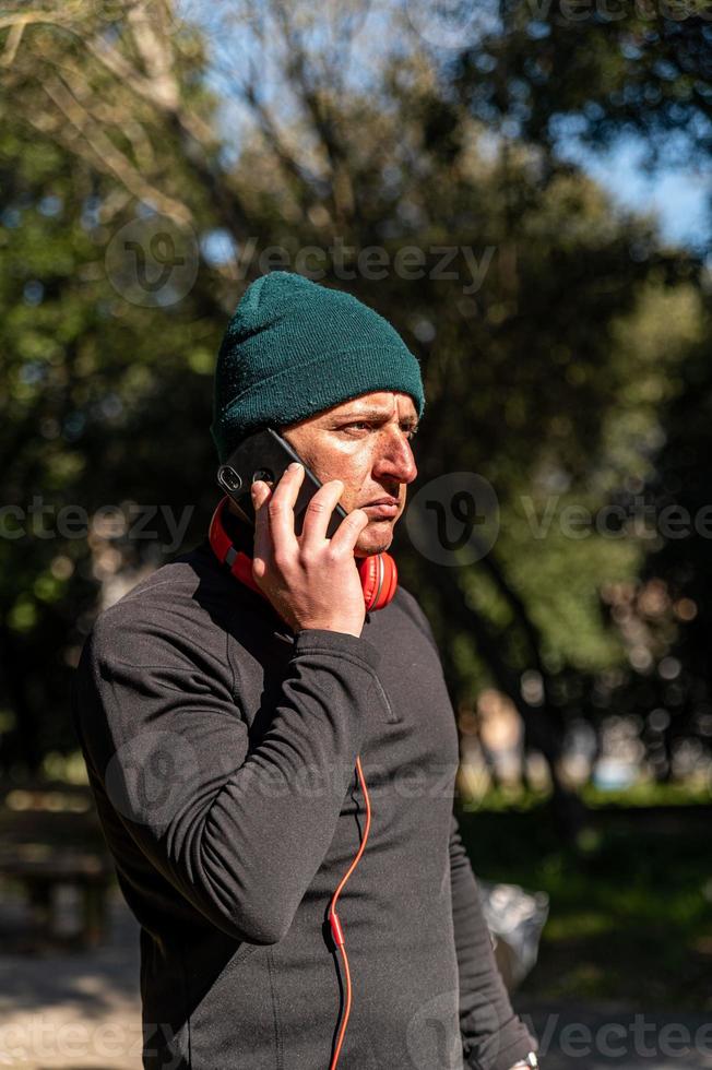 ragzzo doet fysieke activiteit in het park foto