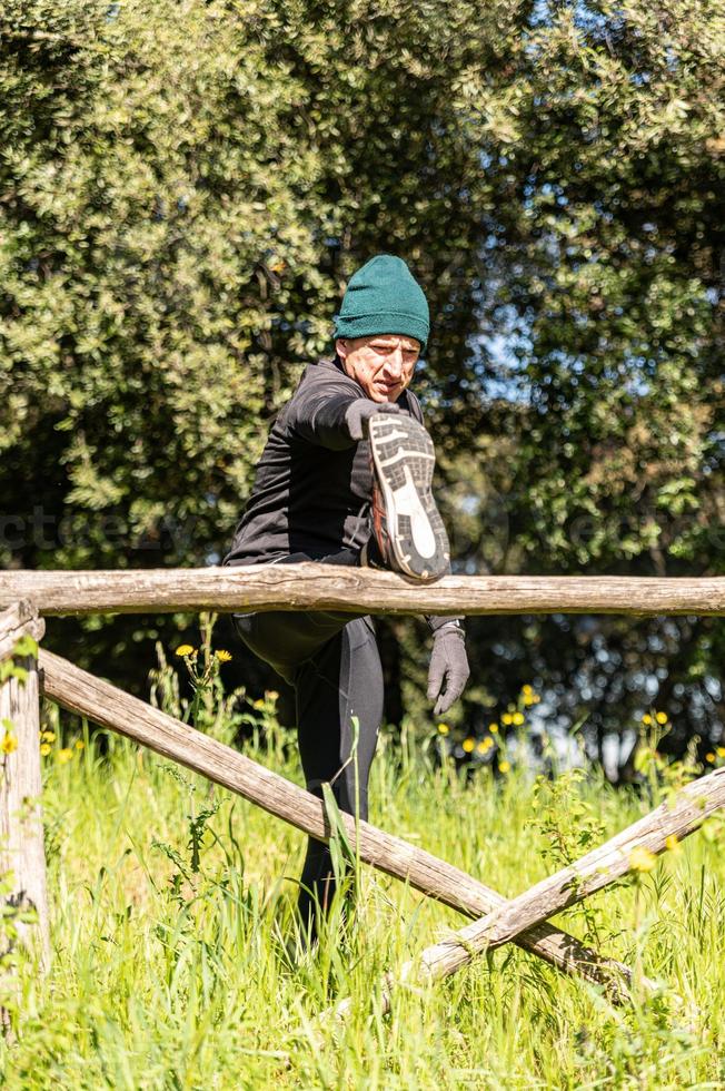 ragzzo doet fysieke activiteit in het park foto