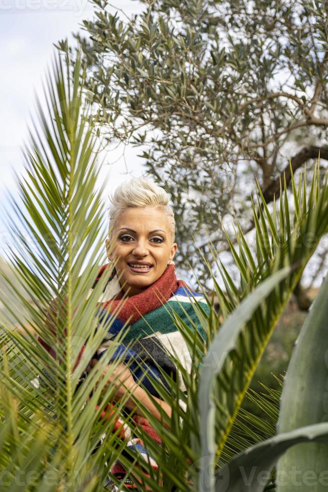 portret kort haar blond meisje tussen de natuur foto