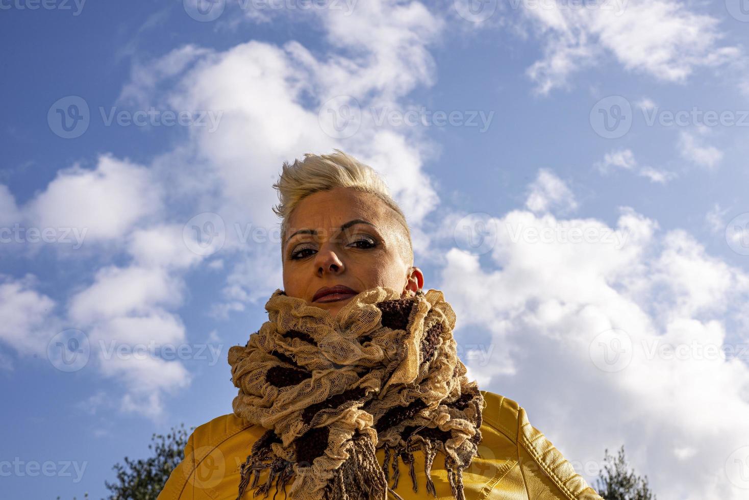 portret kort haar blond meisje tussen de natuur foto