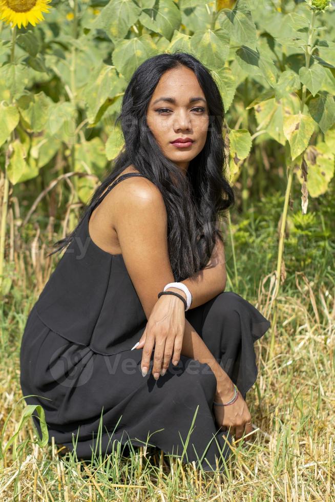 Indisch meisje met zomergroene achtergrond foto