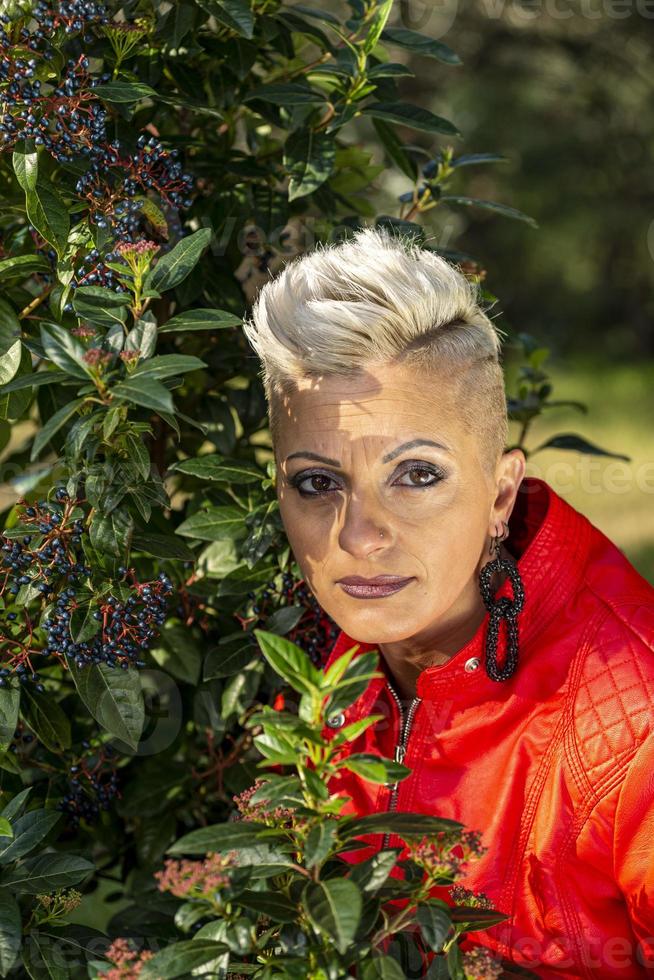 portret kort haar blond meisje tussen de natuur foto