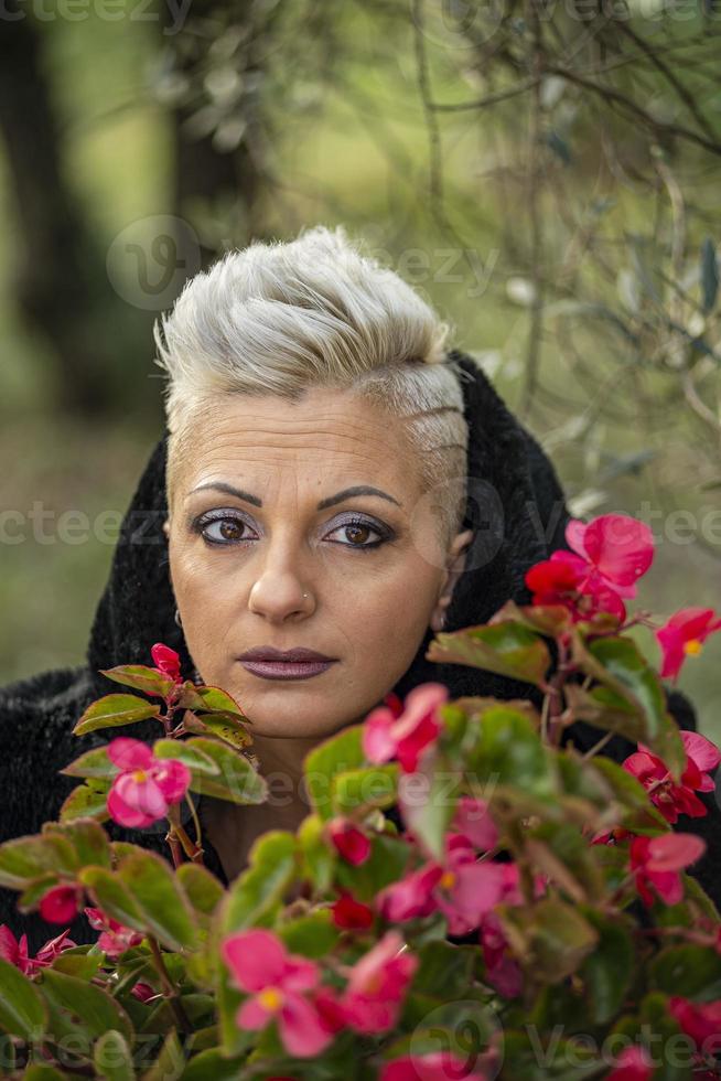 portret kort haar blond meisje tussen de natuur foto