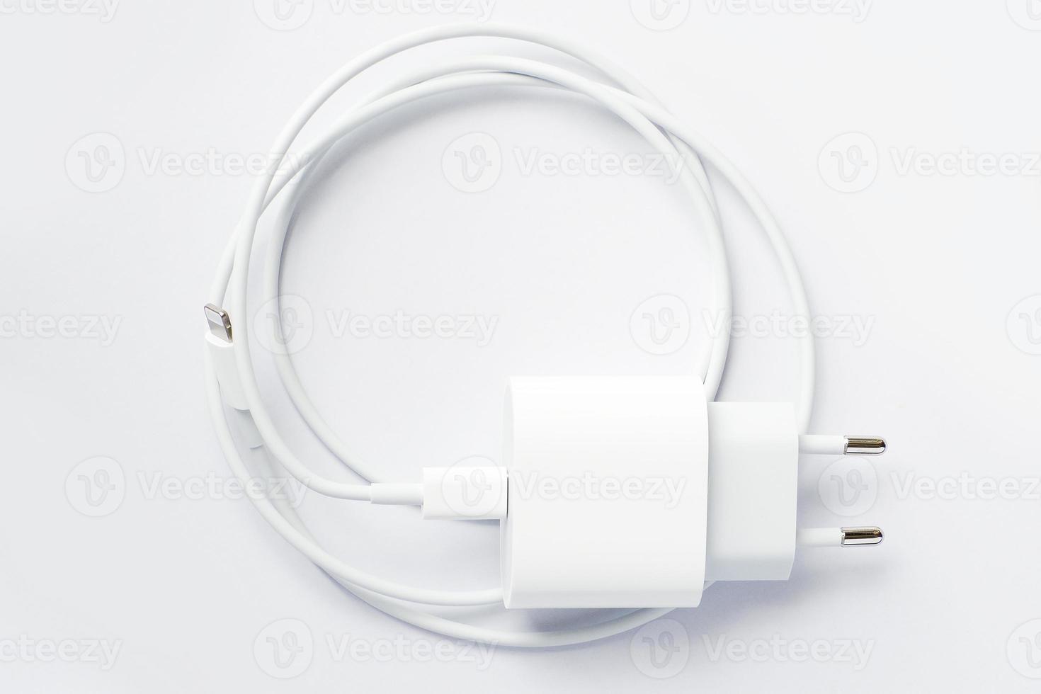 bovenaanzicht van zwarte telefoon ac-oplader en usb-kabel op witte achtergrond foto