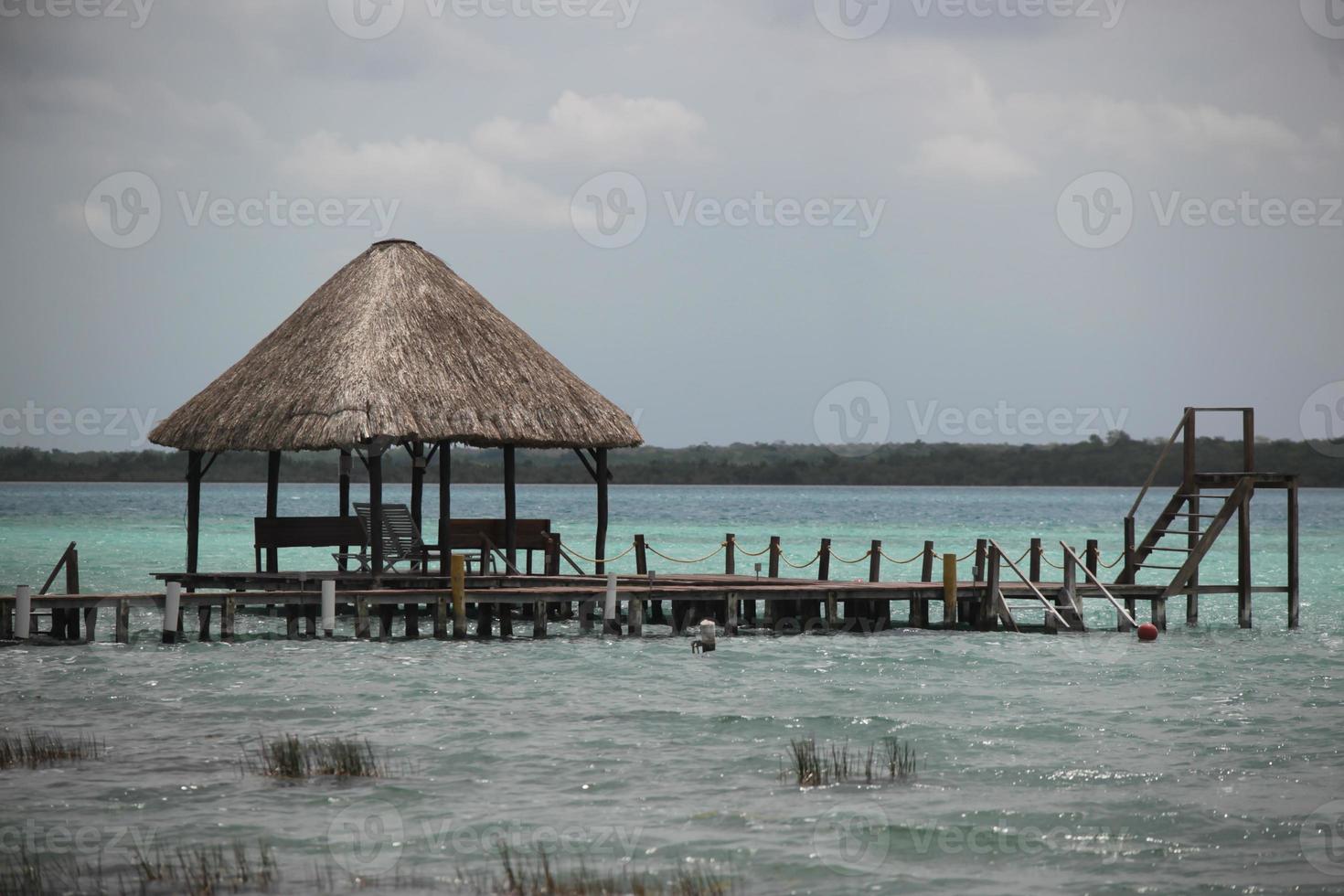 palapa en el muelle de la laguna de bacalar foto