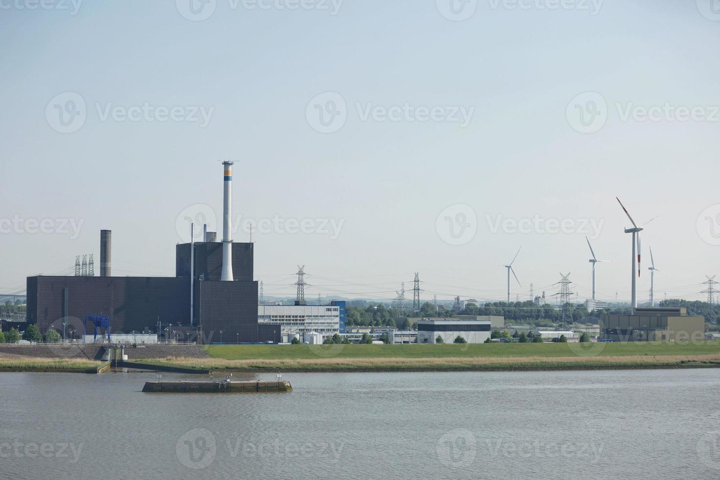 windmolens, elektriciteitscentrale en turbines in de buurt van het kanaal van kiel in duitsland foto