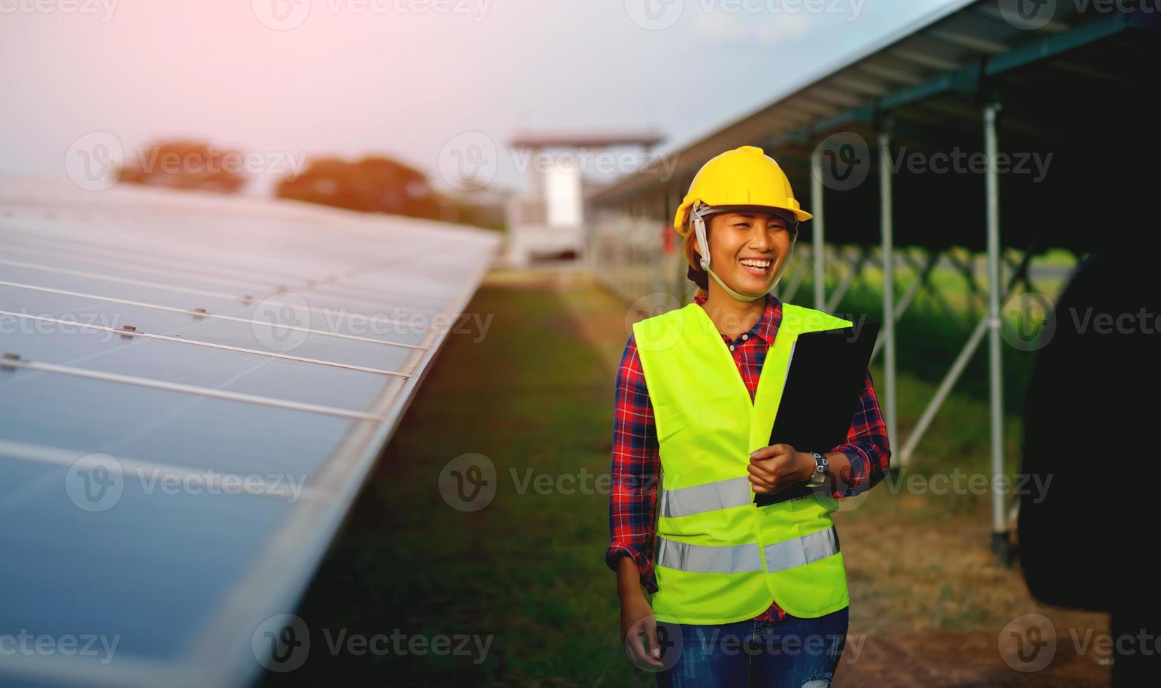 een jonge vrouwelijke zonnecelingenieur werkt hard. werken in alternatieve energie zonne-energie foto