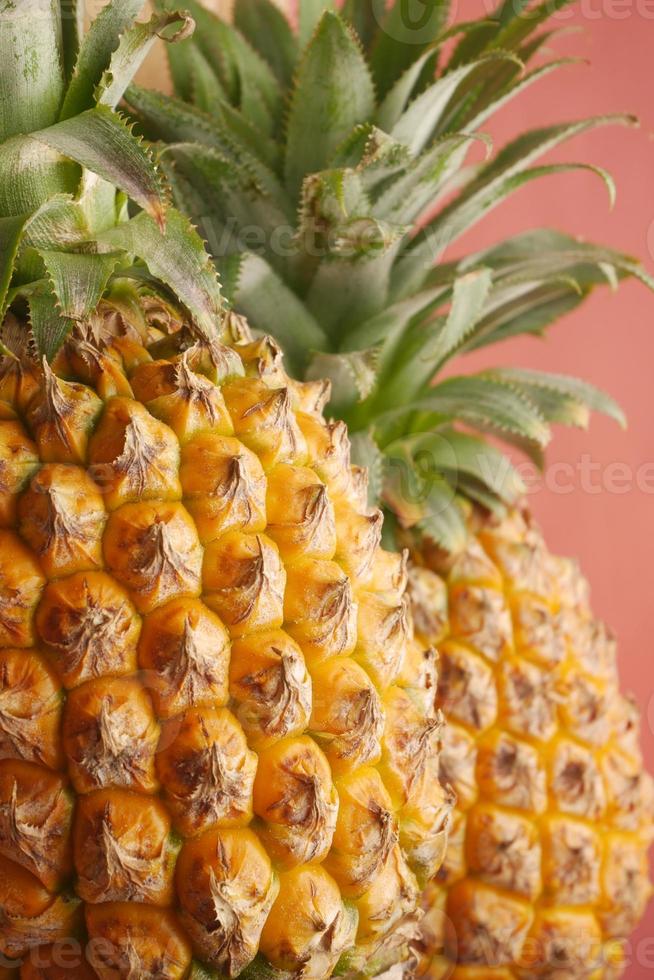 detail shot van verse ananas in kom op tafel foto