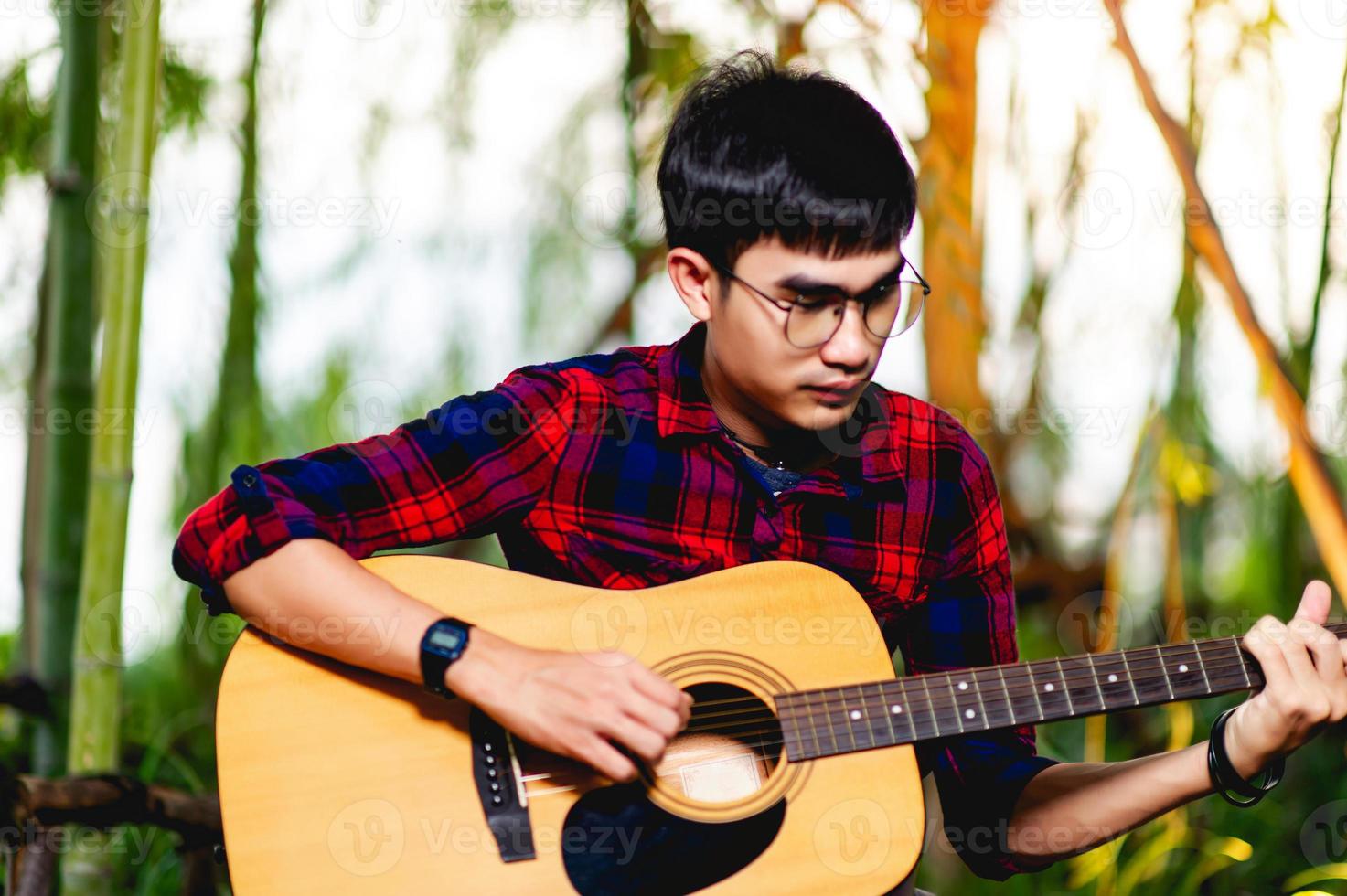 man die buiten gitaar speelt foto