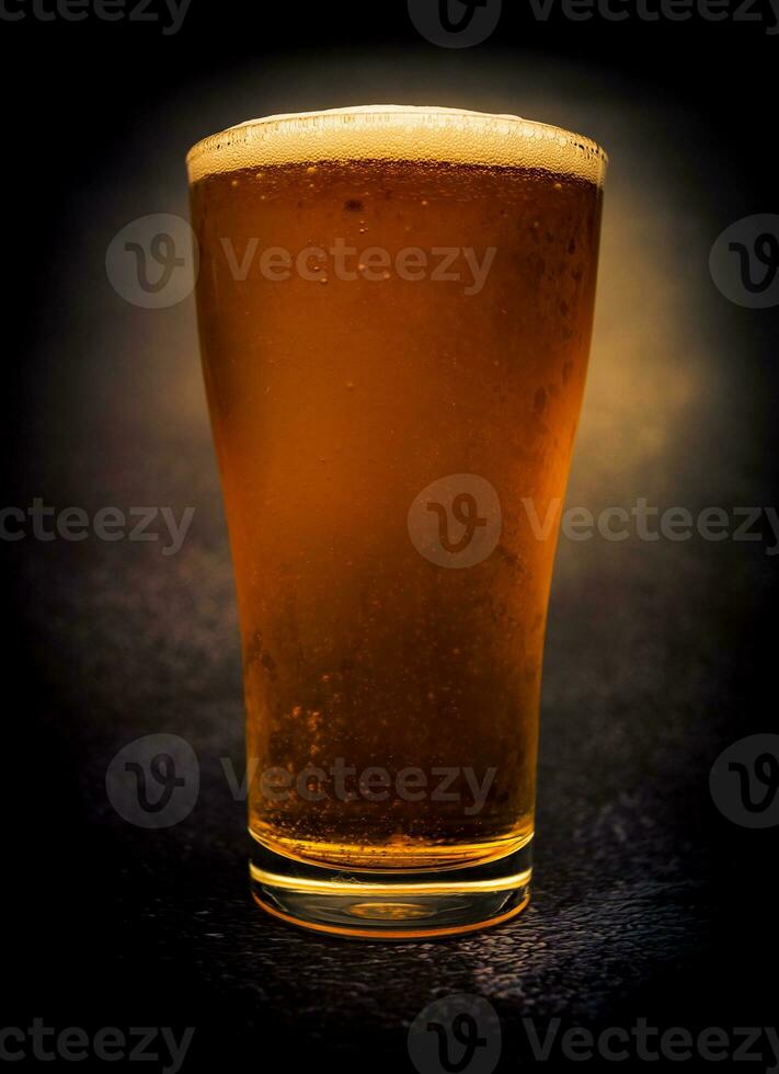 glas van bier Aan donker achtergrond, licht bier in een glas, tocht. vers licht bier.close-up. foto