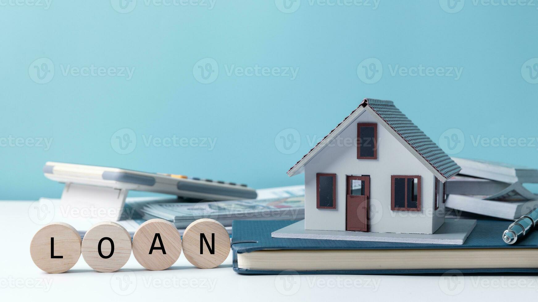 eigendom belasting.investering planning.business echt landgoed. visie van munt stack met huis model, hypotheek bezig met laden echt landgoed eigendom met lening geld bank concept.home verkoop en huis verzekering concept. foto