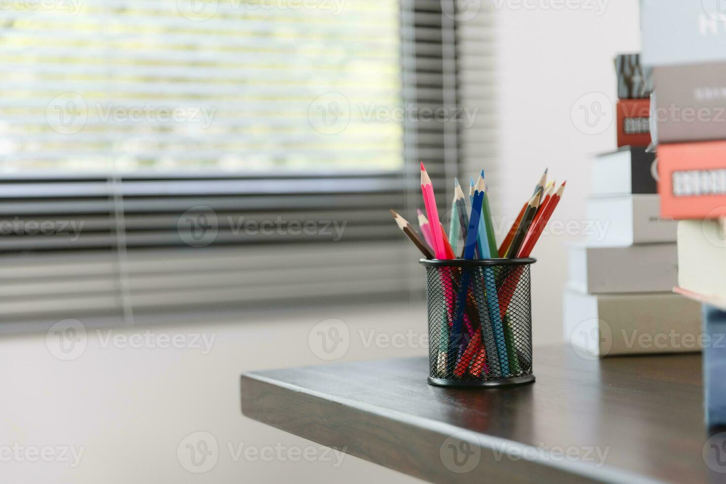 school- benodigdheden Aan houten tafel in warm interieur, school- boeken Aan tafel, onderwijs concept. foto