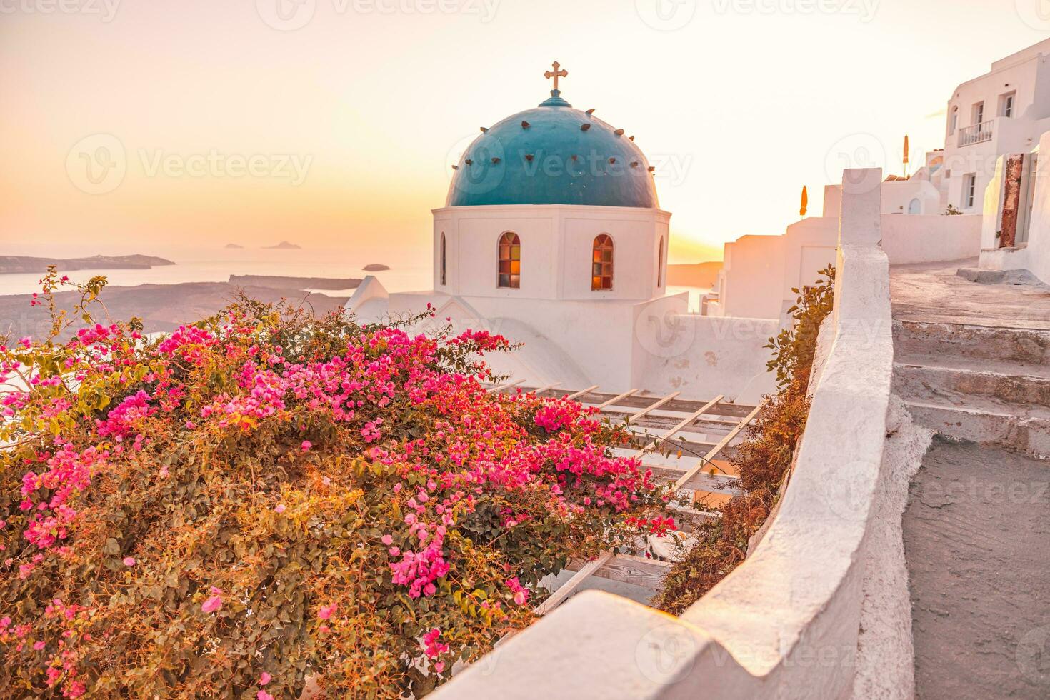 kleurrijk zonsopkomst in oia Aan de Santorini eiland, Griekenland. beroemd reizen en zomer vakantie bestemming. bloemen, wit blauw architectuur, zonsondergang licht, vredig zomer uitstraling foto