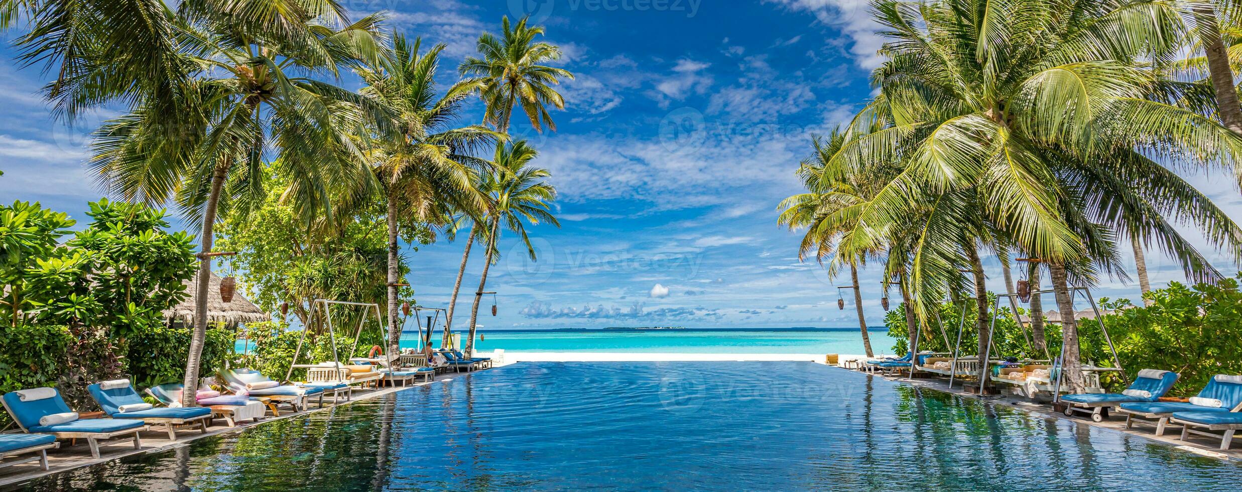 luxe zwemmen zwembad met fantastisch zee visie en horizon onder palm bomen. exotisch strand zomer vakantie en vakantie toevlucht of hotel concept, familie paar vakantie, strand panorama toerisme achtergrond foto