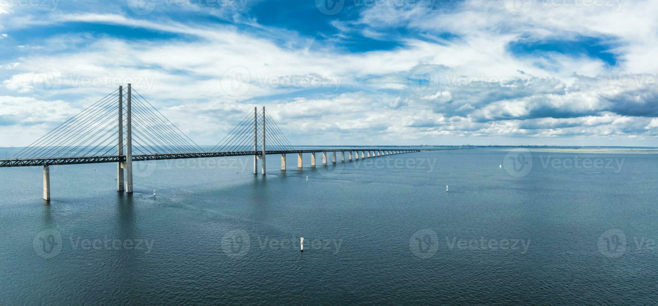 panoramisch antenne dichtbij omhoog visie van oresund brug over- de Baltisch zee foto