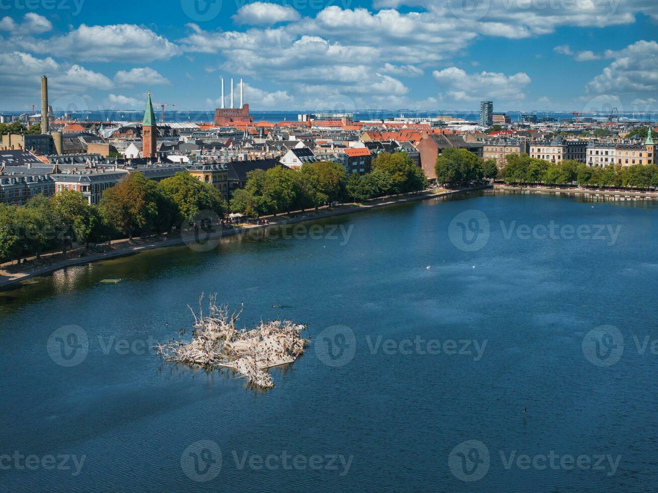 centraal historisch een deel van de stad, stad daken en Kopenhagen meren. foto