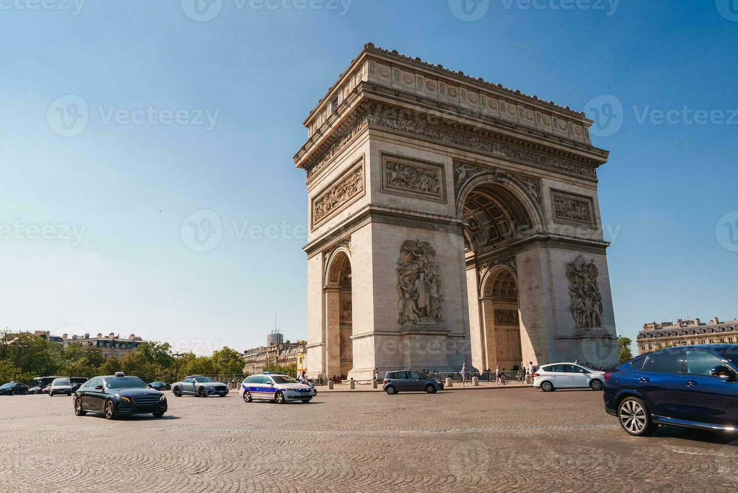 boog de triomphe onder zonnig blauw lucht foto