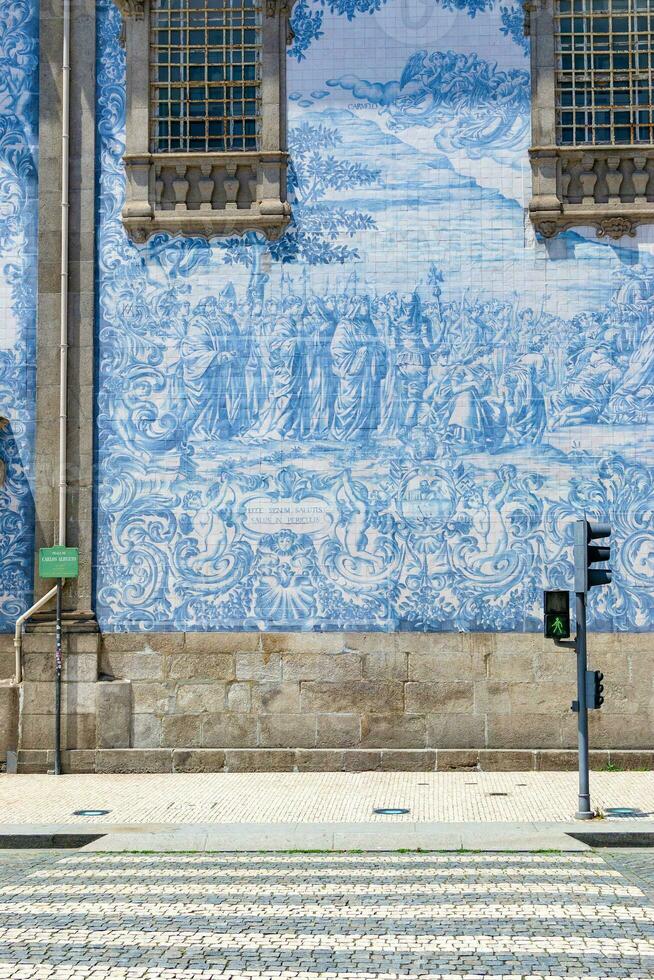 azulejo tegel in porto, Portugal. traditioneel Portugees keramisch decoratie blauw kleur. historisch gebouw muur facade. foto