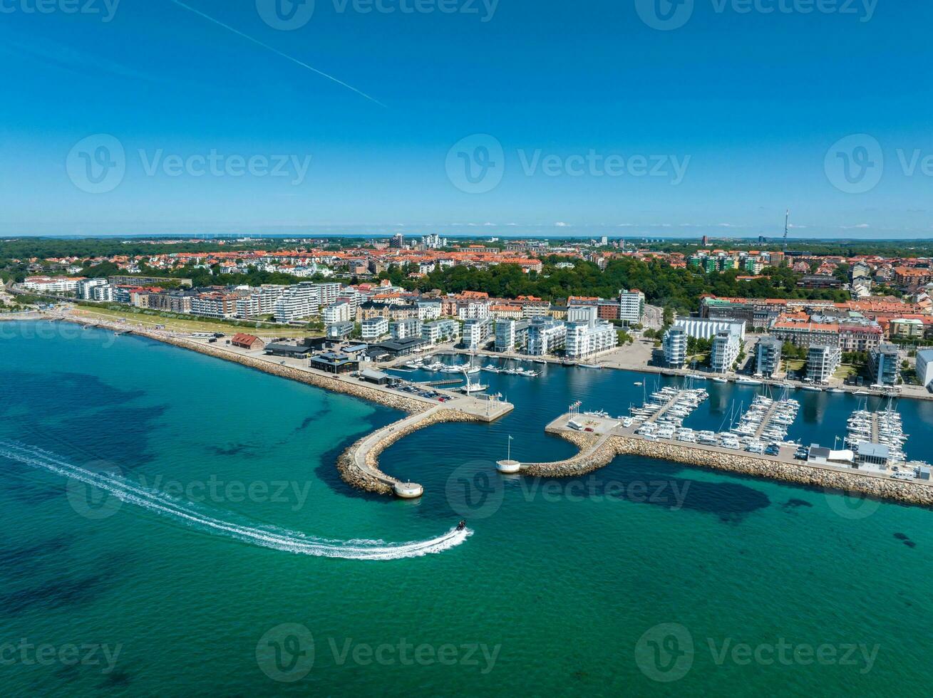 visie van de helsinborg stad centrum en de haven van Helsingborg in Zweden. foto