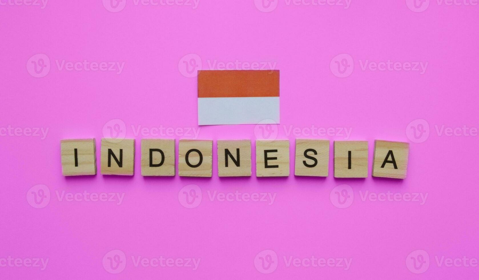 augustus 17, Indonesië onafhankelijkheid dag, vlag van Indonesië, minimalistisch banier met de opschrift in houten brieven foto