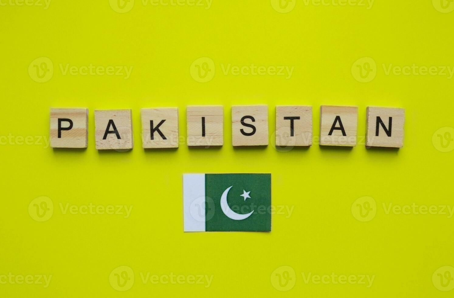 augustus 14, onafhankelijkheid dag van Pakistan, vlag van Pakistan, minimalistisch banier met houten brieven foto