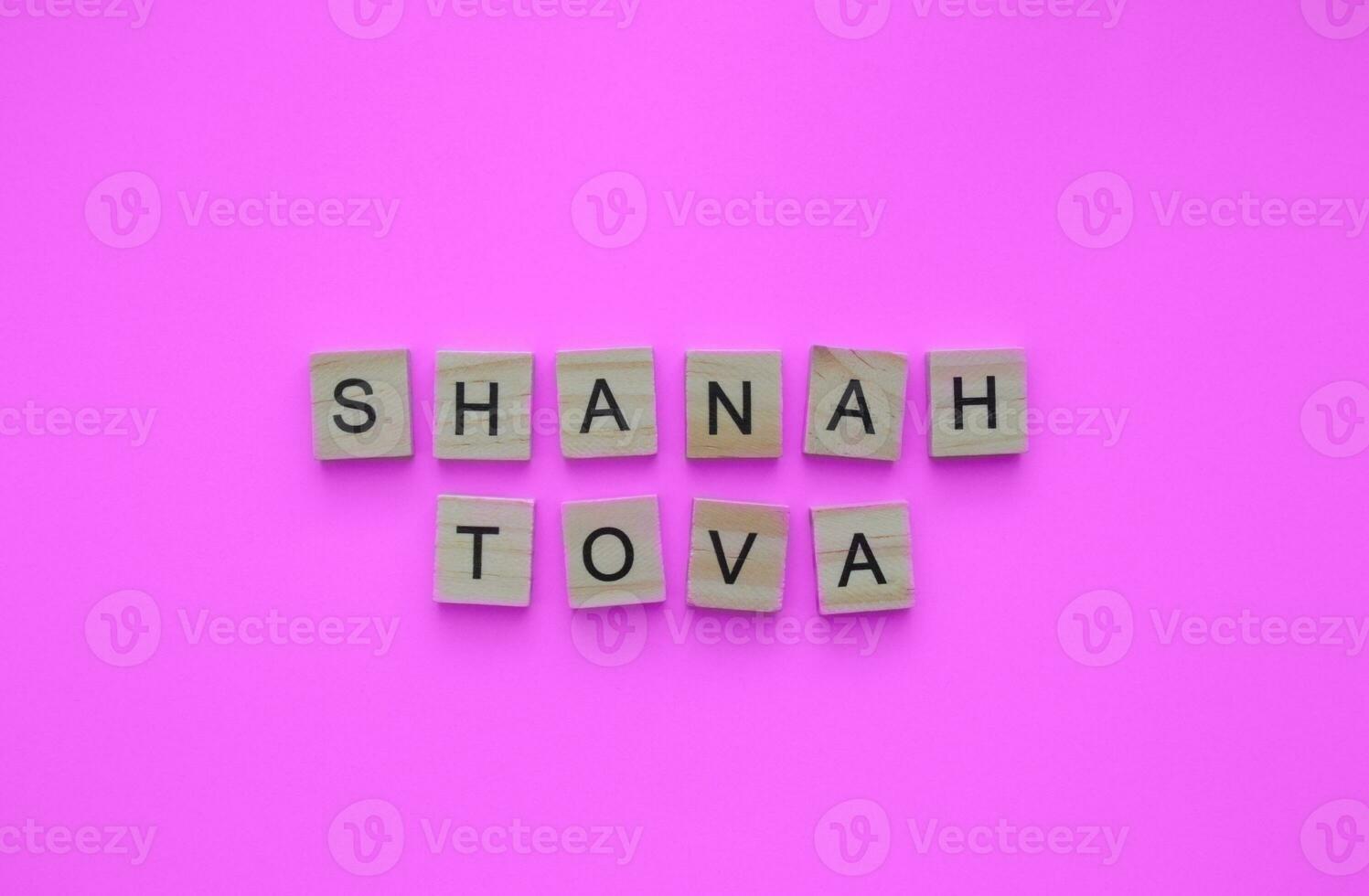 september 15-17, Rosh hasjana, minimalistisch banier met de opschrift in houten brieven Aan een roze achtergrond foto