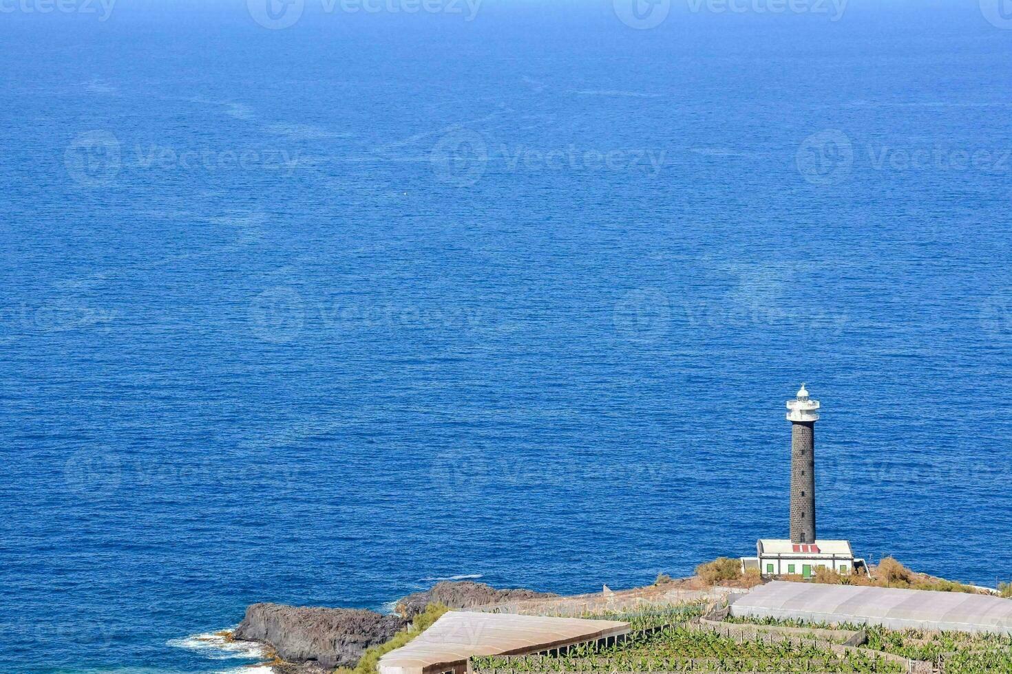 een vuurtoren Aan de kust van de oceaan foto