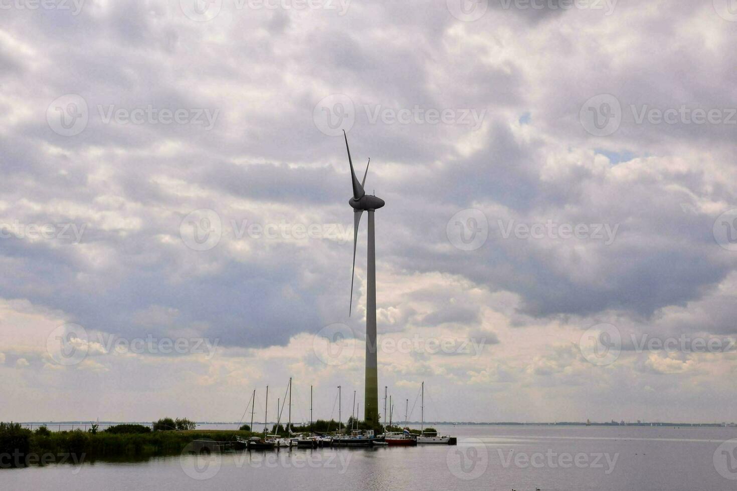 een wind turbine is in de midden- van een lichaam van water foto