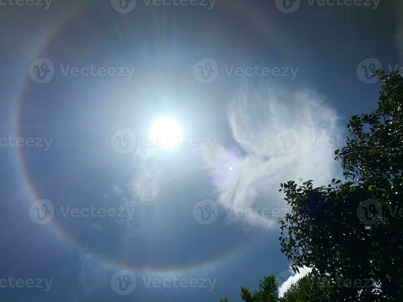 foto van de zon halo Bij middag het is een natuurlijk fenomeen dat treedt op voordat de regent in de regenachtig seizoen.