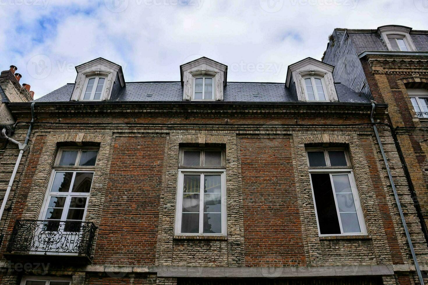 een gebouw met drie ramen en een balkon foto