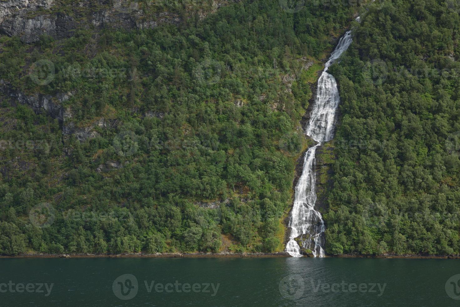 de zeven zusters waterval over de geirangerfjord, noorwegen foto