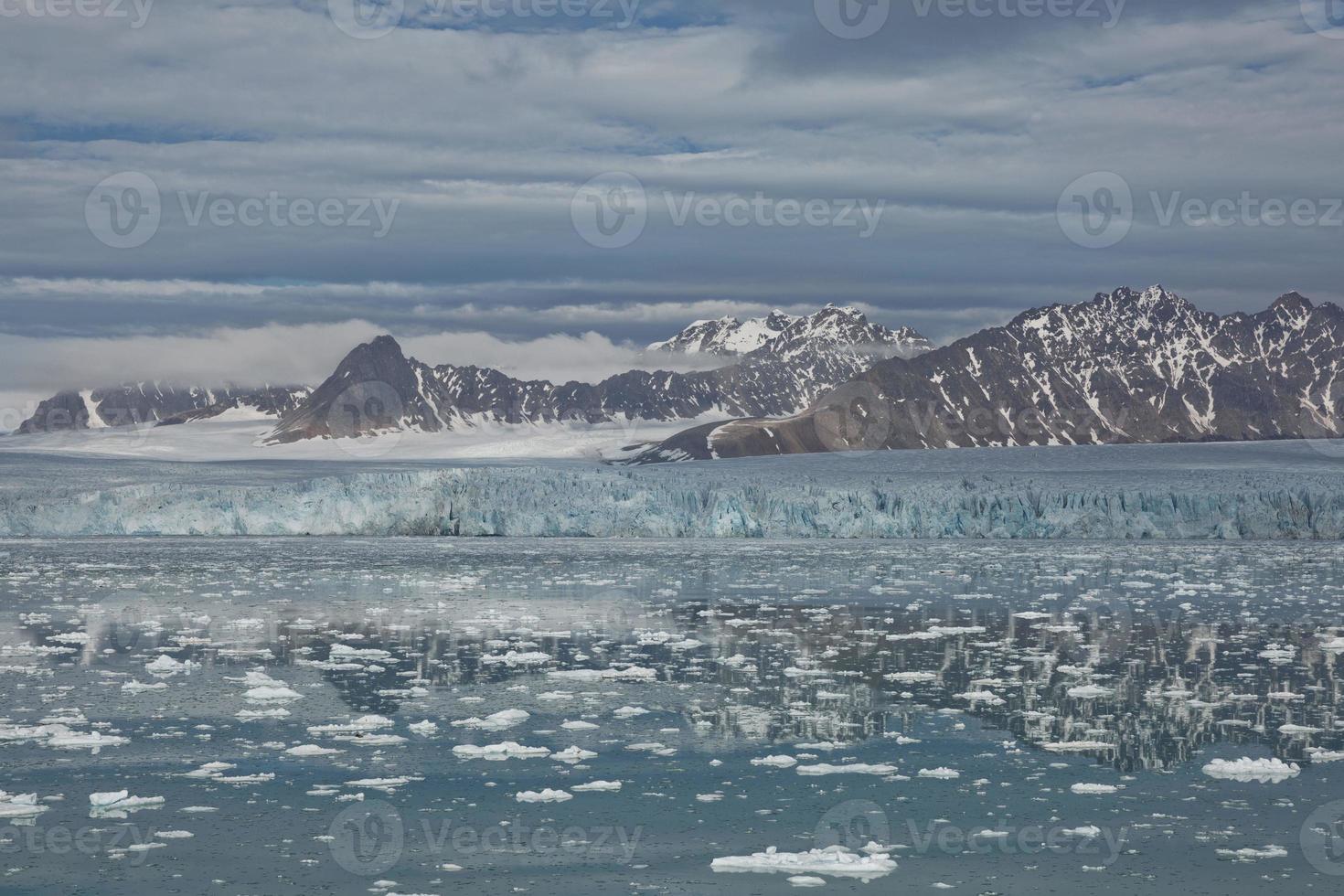 kustlandschap dichtbij ny alesund op de spitsbergen foto