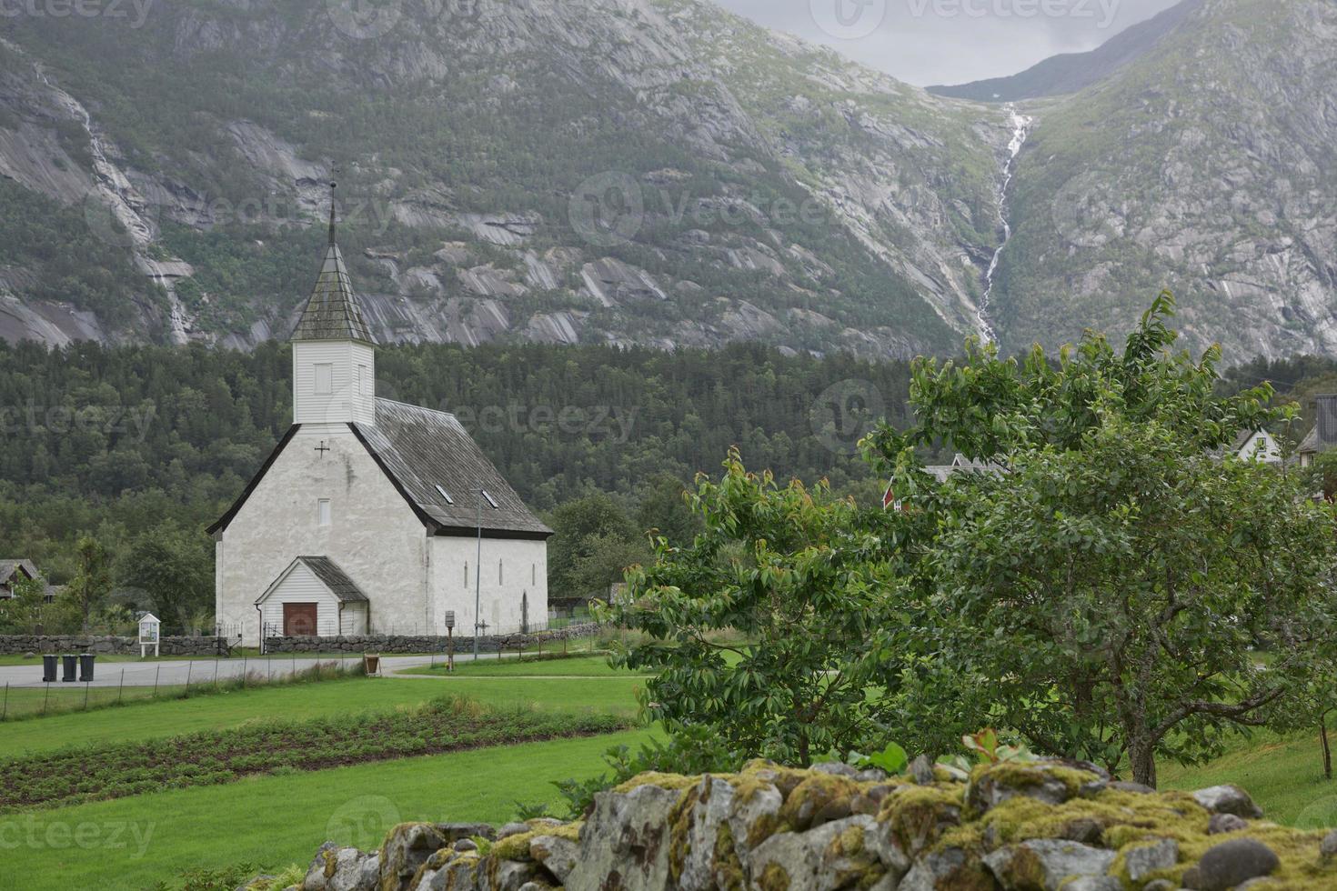 eidfjord oude kerk in de noorse fjorden van noorwegen foto