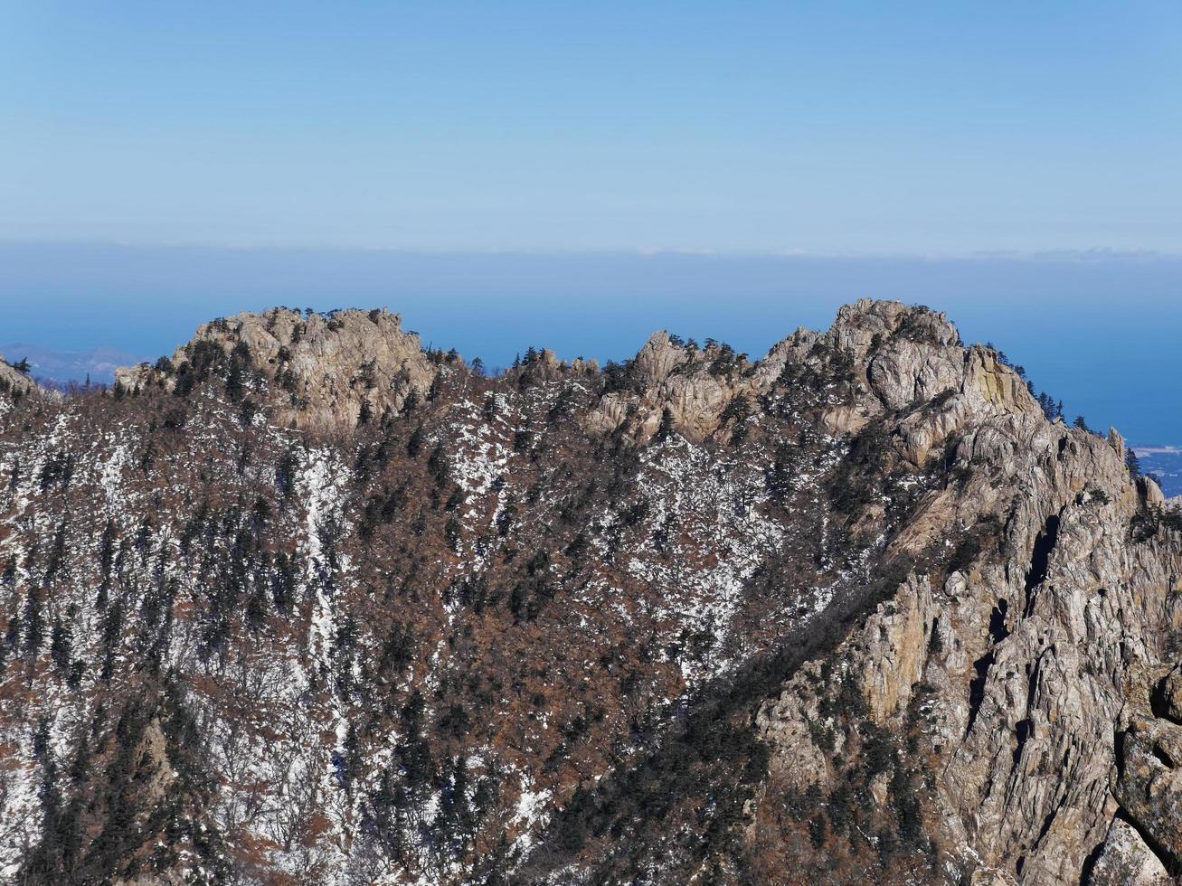 geweldig uitzicht op de prachtige bergen Seoraksan. Zuid-Korea foto